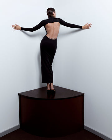 Arkası Zincir Detaylı Siyah Uzun Kollu Maksi Elbise